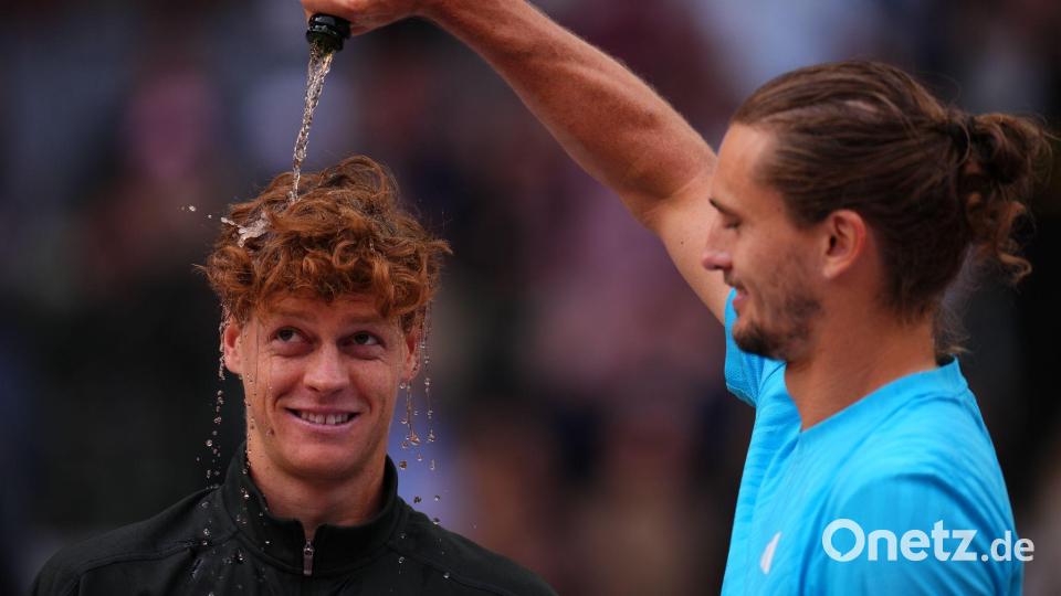 Zverev gratuliert Sinner mit Champagner-Dusche Bild: Manu Fernandez/AP/dpa