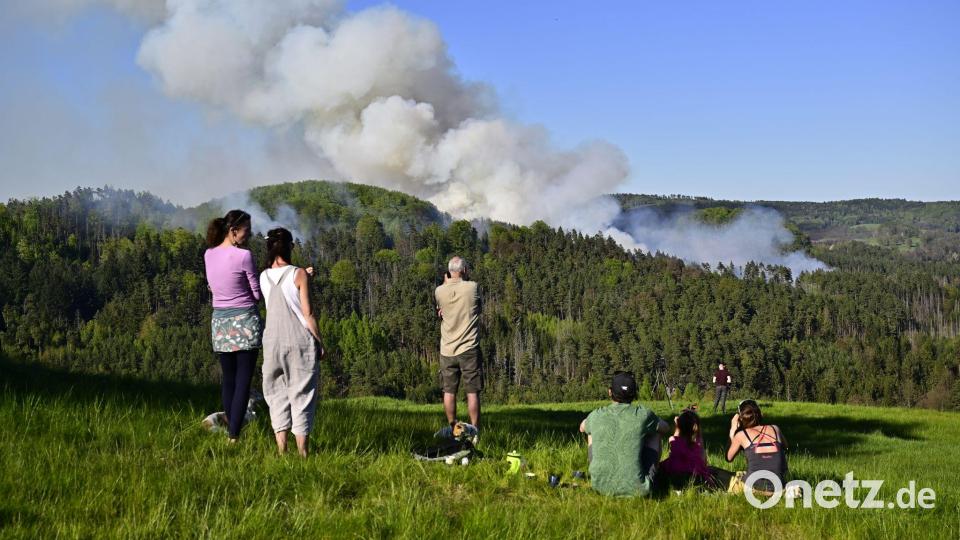 Auch in der Tschechien nahe der Grenze zu Sachsen brennen Wälder Bild: Hájek Ondøej/CTK/dpa