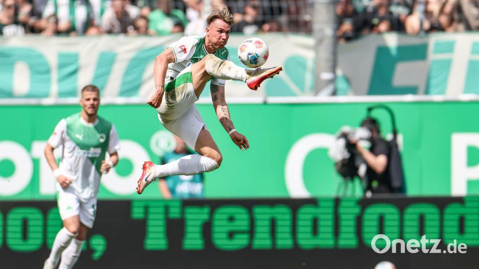 Voller Einsatz im Derby: Fürths Felix Klaus nimmt den Ball artistisch in der Luft an. Bild: Daniel Löb/dpa