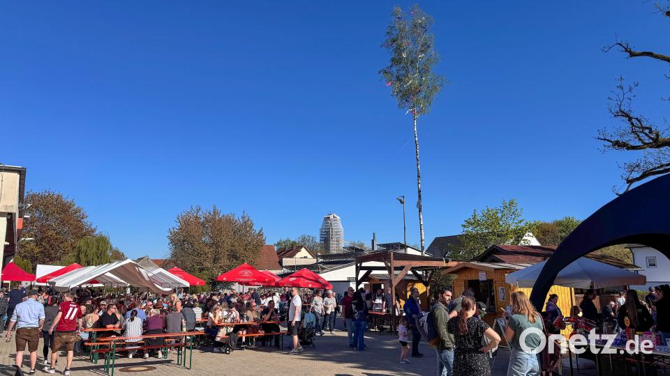 Von Vormittag bis in den Abend hinein gab es beim Jubiläums-Maifest der Freiwilligen Feuerwehr rund um die Maibaum-Birke so gut wie keinen freien Platz im Feuerwehrhof. Bild: Thomas Maier