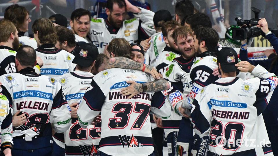 Die Eisbären jubeln über den zwölften Titel in der DEL. Bild: Florian Wiegand/dpa