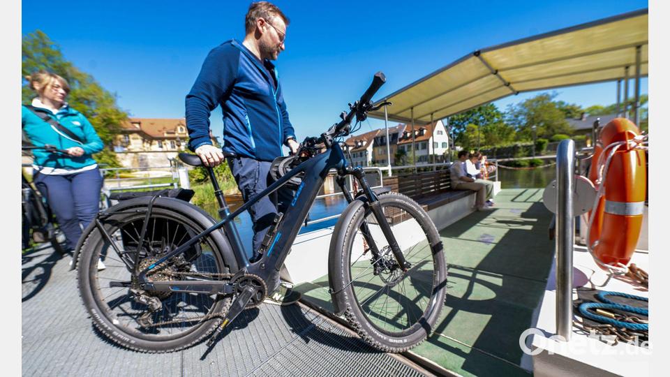 Die von Ehrenamtlichen betriebene Fähre ist bei Touristen und Einheimischen beliebt. Bild: Pia Bayer/dpa