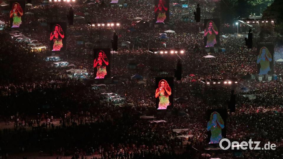 Fans drängen sich am Ufer der Copacabana in Rio, um ein kostenloses Konzert von Shakira zu sehen. Bild: Bruna Prado/AP/dpa