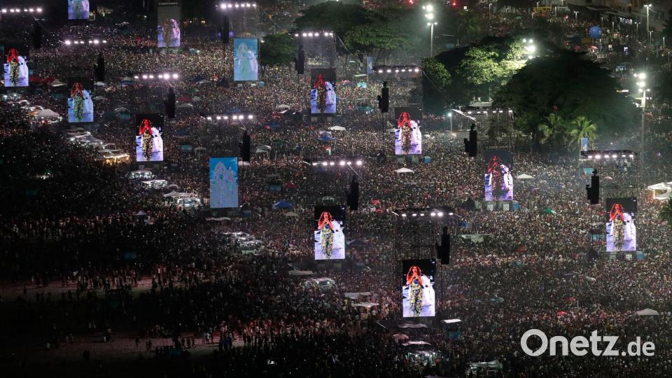 Shakira trat am legendären Strand von Copacabana vor geschätzt zwei Millionen Menschen auf. Bild: Bruna Prado/AP/dpa