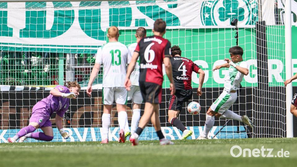Fabio Gruber (Nr. 4) stochert den Ball zum 1:1 ins Fürther Tor. Bild: Daniel Löb/dpa