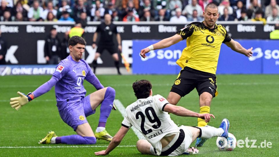 BVB-Torwart Gregor Kobel (l) und Waldemat Anton (r) im Duell mit Gladbachs Joe Scally. Bild: Federico Gambarini/dpa