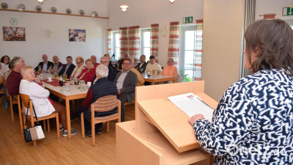 Überschaubar war die Zahl der Teilnehmer an der Maikundgebung des SPD-Ortsvereins Pfreimd. Als Hauptrednerin nahm Marianne Schieder die Reformpolitik der Bundesregierung unter die Lupe. Bild: bnr