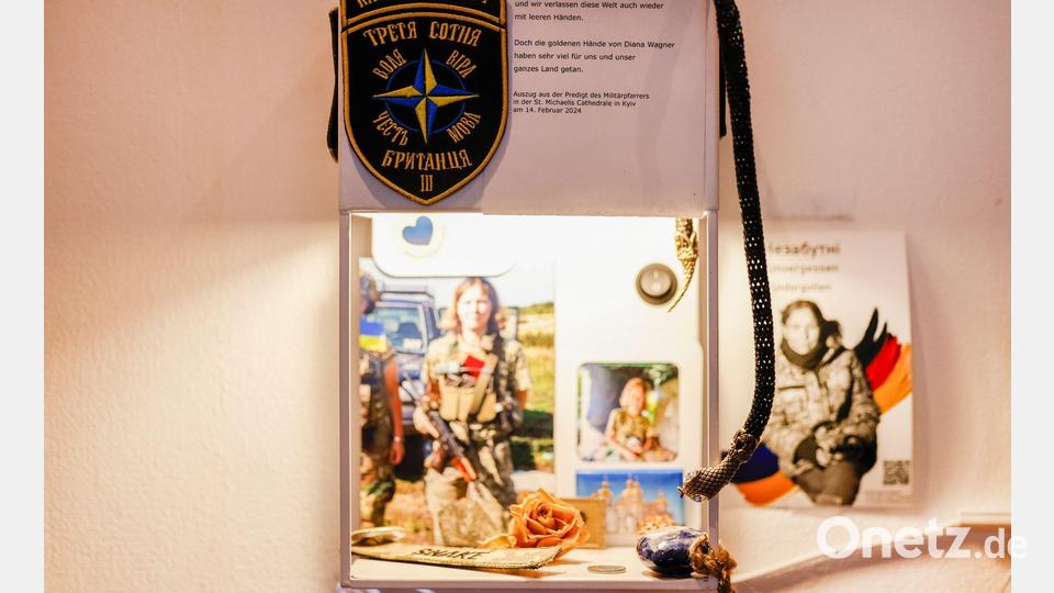 Uta Wagner hat in ihrer Wohnung ein kleines Gedenkregal für ihre Tochter eingerichtet. Bild: Thomas Banneyer/dpa