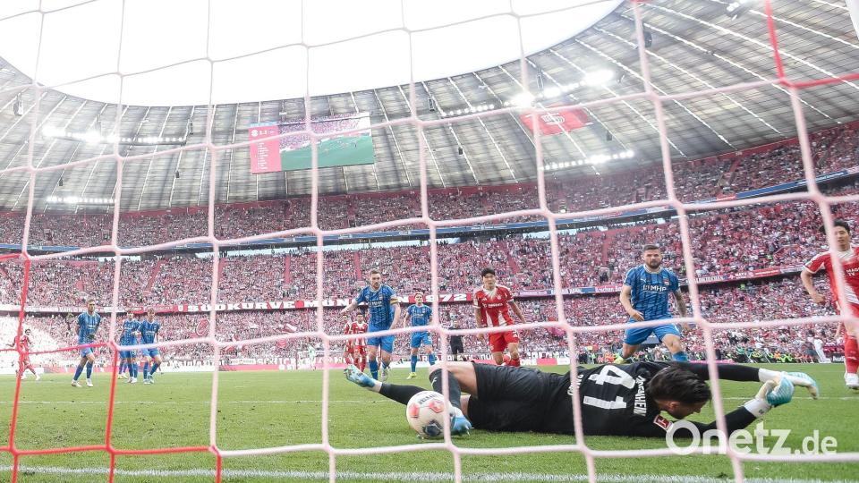 Nach dem Schuss von Michael Olise prallt der Ball vom Pfosten an den Fuß von Heidenheims Torwart Diant Ramaj und von dort zum 3:3 ins Tor. Bild: Harry Langer/dpa
