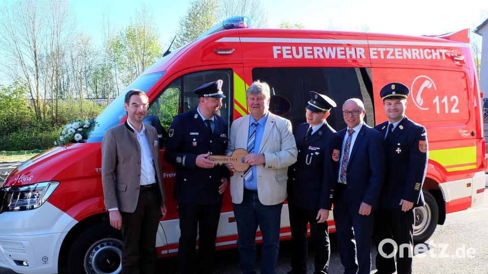 Mit der Schlüsselübergabe von Bürgermeister Martin Schregelmann an Kommandant Michael Roith wurde das neue Mehrzweckfahrzeug "Hans" offiziell in den Dienst gestellt. Bild: wlr