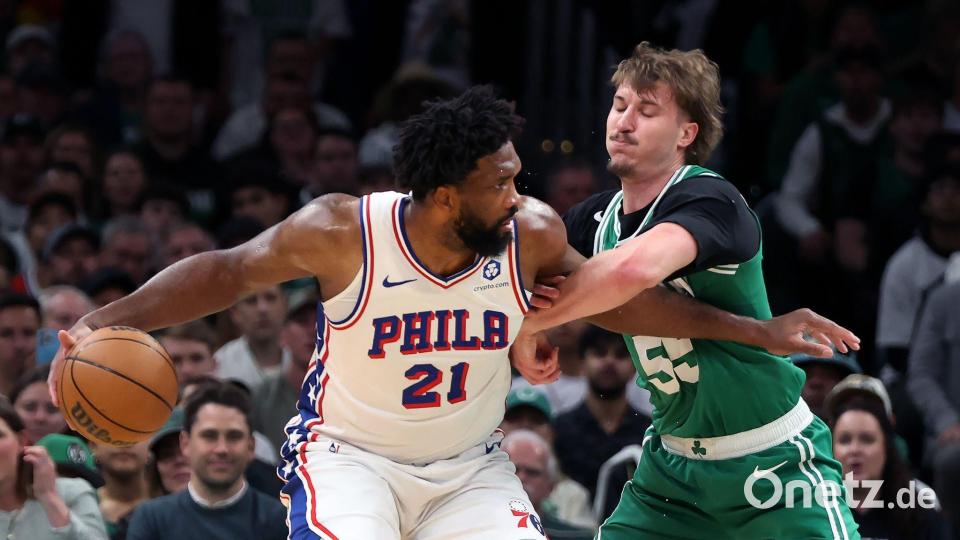 Joel Embiid (links) warf mit den 76ers die Celtics aus den Playoffs. Bild: Jim Davis/AP/dpa