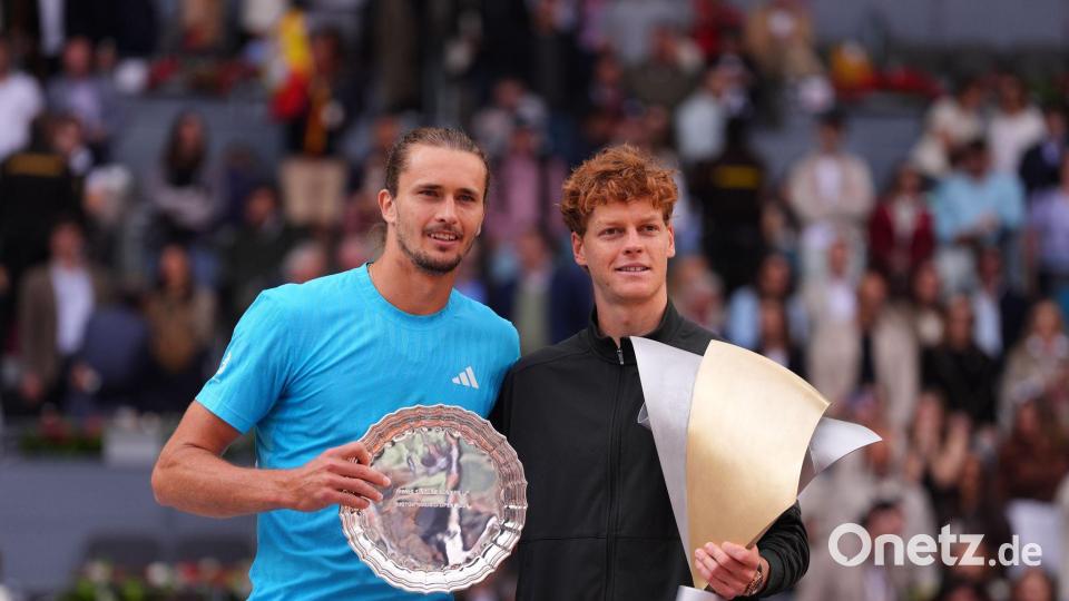 Alexander Zverev (l) muss sich mit dem Preis für den unterlegenen Finalisten begnügen. Bild: Manu Fernandez/AP/dpa