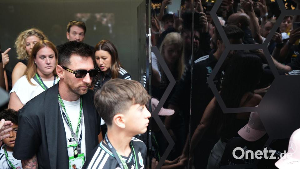 Fußball-Weltmeister Lionel Messi (l) lässt sich den Grand Prix von Miami nicht entgehen. Bild: Rebecca Blackwell/AP/dpa