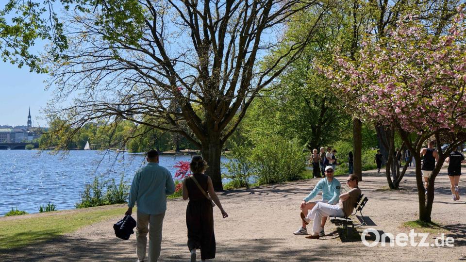 Viele Menschen nutzten das schöne Wetter für Ausflüge. Bild: Georg Wendt/dpa
