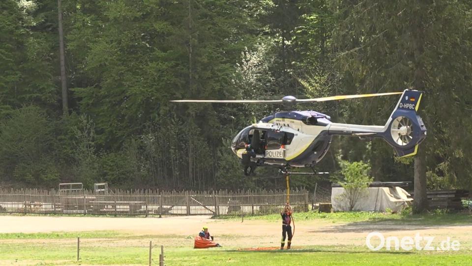 Mit Helikoptern wird versucht, den Brand aus der Luft zu löschen. Bild: Gabriel Neumayr/dpa