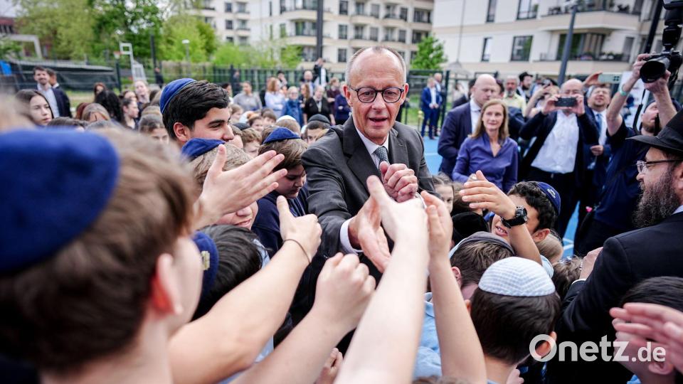 Bundeskanzler Merz begrüßt Schüler der jüdischen Chabad Gemeinde vor dem Beginn einer CDU-Präsidiumssitzung in Berlin. Bild: Kay Nietfeld/dpa-Pool/dpa