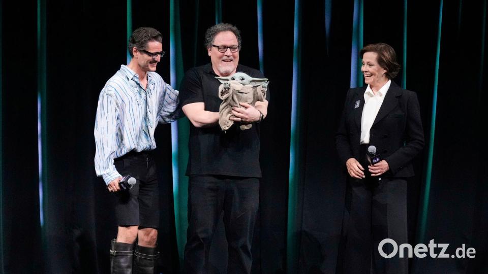 In „The Mandalorian and Grogu“ kümmert sich Pascal (links) als Kopfgeldjäger Din Djarin rührend um das knuffige, kleine Wesen Grogu mit den großen Ohren. (Archivbild) Bild: Hiro Komae/AP/dpa