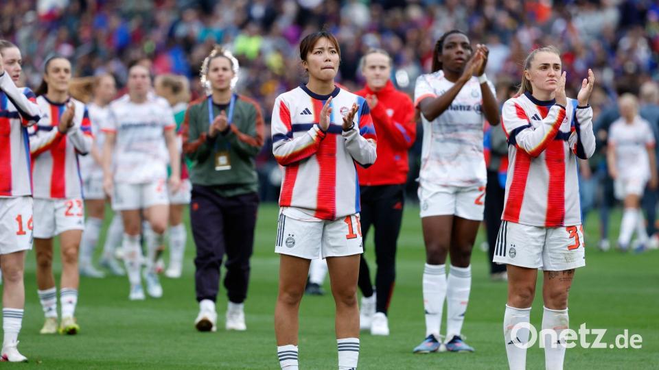 Raus mit Applaus: die Bayern-Frauen mit Momoko Tanikawa (Vordergrund) in Barcelona. Bild: Joan Monfort/AP/dpa