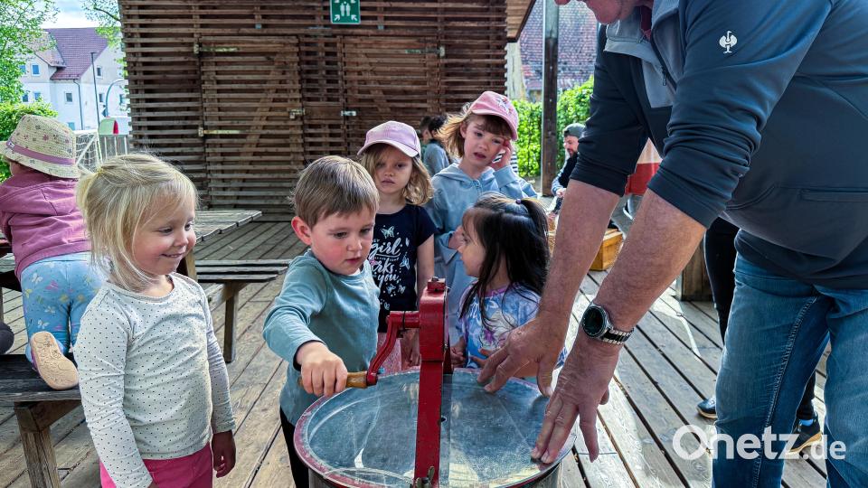 Hier bekommen die Kinder anhand einer rund 50 Jahre alten Honigschleuder vorgeführt, wie der Honig verarbeitet wird. Bild: Stephan Huber