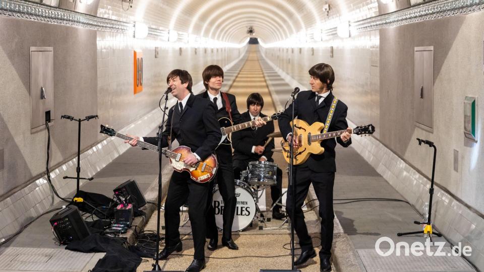 Musik im Tunnel: Die Band The Quarryman Beatles spielt zur Wiederöffnung der zweiten Röhre des Alten Elbtunnels in Hamburg. Bild: Ulrich Perrey/dpa