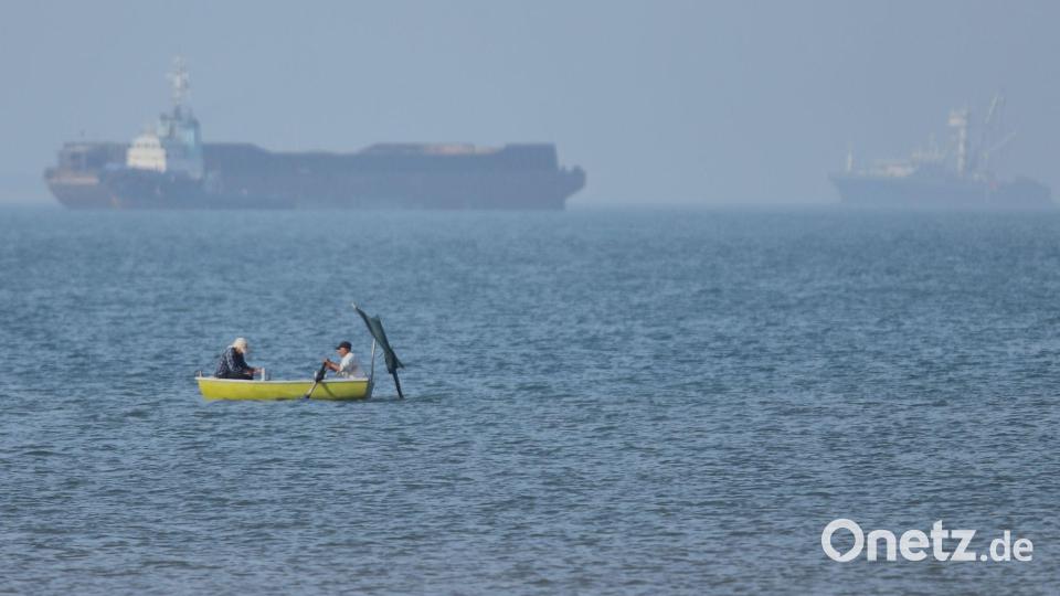 Große Weltlage, kleiner Kahn: Zwei Männer fahren in einem Ruderboot in der Straße von Hormus. Bild: Amirhosein Khorgooi/ISNA/AP/dpa