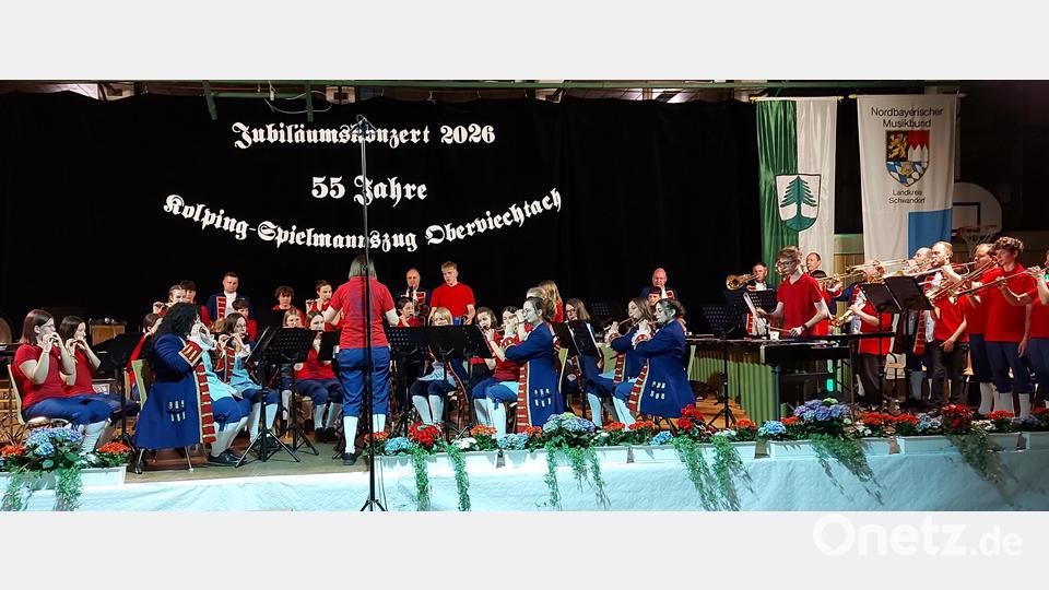 Der Spielmannszug und das Jugendensemble bei der gemeinsamen Darbietung der „Kurpfälzer Jagdgeschichte“ unter der Stabführung von Judith Schneeberger. Bild: lg