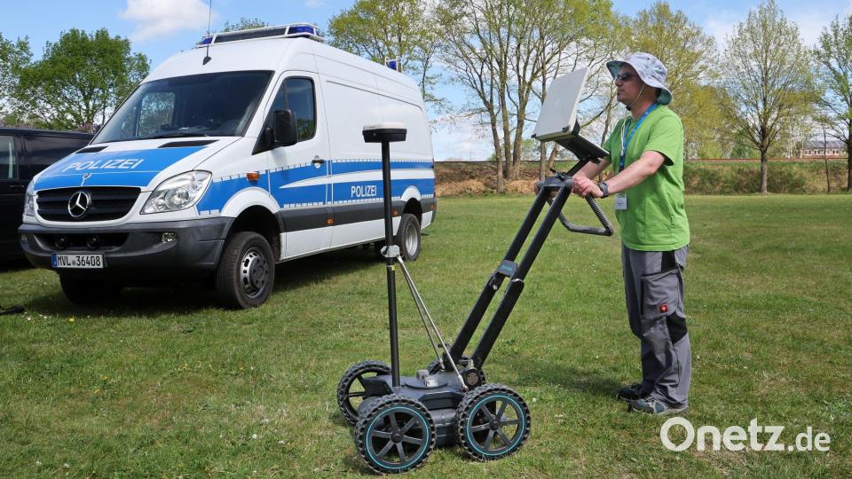 Experten suchen das Grundstück ab. Bild: Bernd Wüstneck/dpa