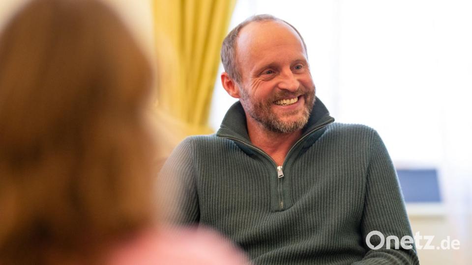 Schauspieler Florian Brückner, dessen Rolle als Florian Eder in der neuen RTL-„Pumuckl“-Serie das Papa-Image stärkt. (Archivbild) Bild: Lennart Preiss/dpa