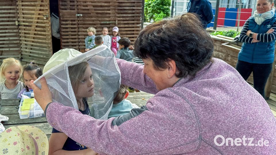 Bei der Bienenwoche sind Mitglieder des Bienenzuchtvereins im Kindergarten, um den Kindern Lehrreiches über Bienen und die Natur beizubringen, hier Angelika Schiller. Bild: Stephan Huber