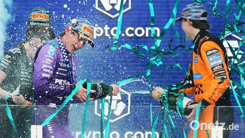 Sieger Mercedes-Pilot Kimi Antonelli (l) aus Italien feiert mit dem drittplatzierten McLaren-Fahrer Oscar Piastri aus Australien auf dem Podium nach dem Großen Preis von Miami. Bild: Lynne Sladky/Pool AP/dpa