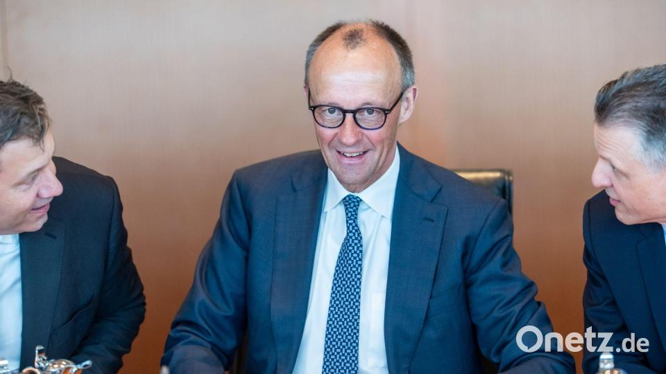 Bundeskanzler Friedrich Merz (CDU) und sein Kabinett haben im ersten Jahr einige Gesetze auf den Weg gebracht. (Archivfoto) Bild: Michael Kappeler/dpa