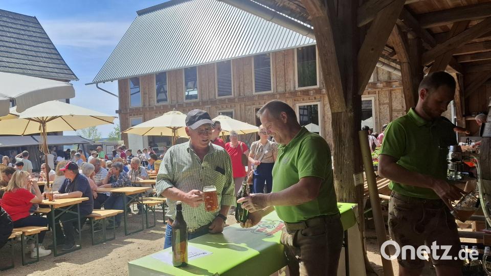 Beim Köstlerwenzlhof setzten sich die Besucher des Marktes gerne mal hin, um eine frische Halbe zu trinken. Bild: jua