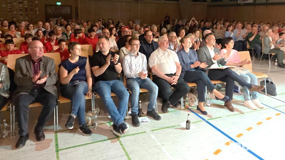 Beim Radetzkymarsch als Zugabe darf das Publikum selbst den Takt mit angeben. Bild: lg