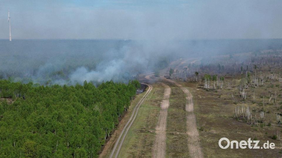 Rauch steigt aus einem Waldgebiet bei Jüterbog auf. Bild: Manuel Genolet/dpa