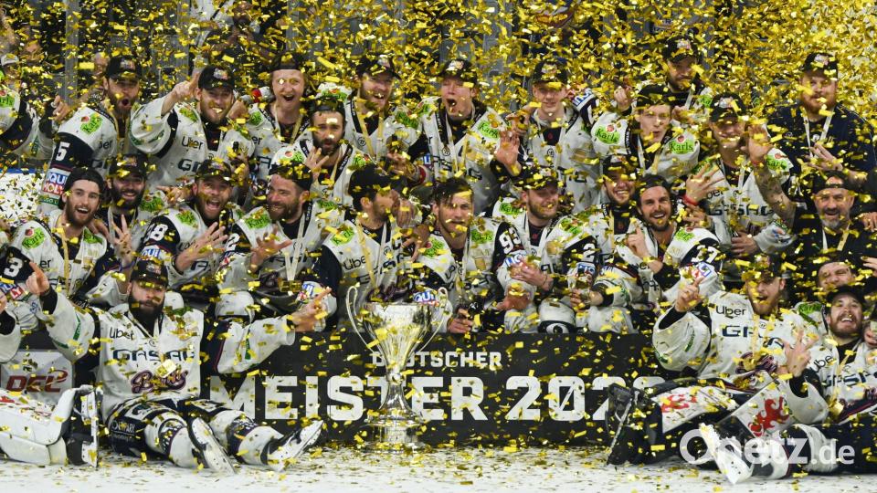 Die Eisbären jubeln über ihren zwölften DEL-Titel - mittendrin Marcel Noebels. Bild: Florian Wiegand/dpa
