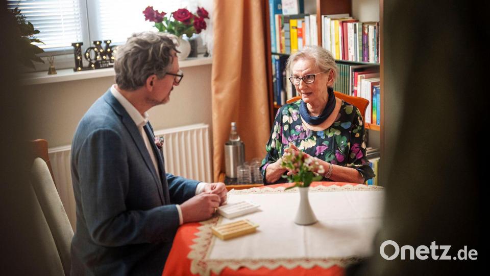 Eckart von Hirschhausen im Gespräch mit Viktoria - die 80-Jährige wurde Opfer eines Deepfake-Betrugs. Bild: Dominik Butzmann/WDR/dpa
