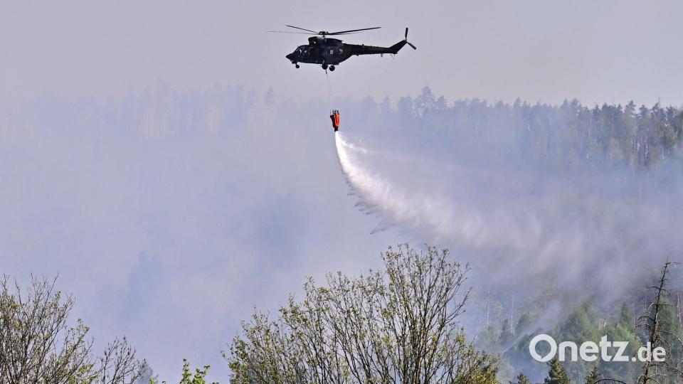 Im Nationalpark Böhmische Schweiz kämpft man mit Hilfe von Hubschraubern gegen die Flammen. Bald soll es aber regnen. Bild: Hájek Ondøej/CTK/dpa