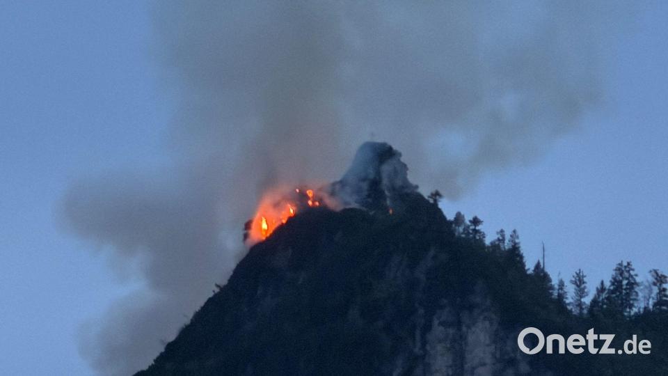 In der Nacht waren die Flammen weithin zu sehen. Bild: Matthias Brüning/dpa