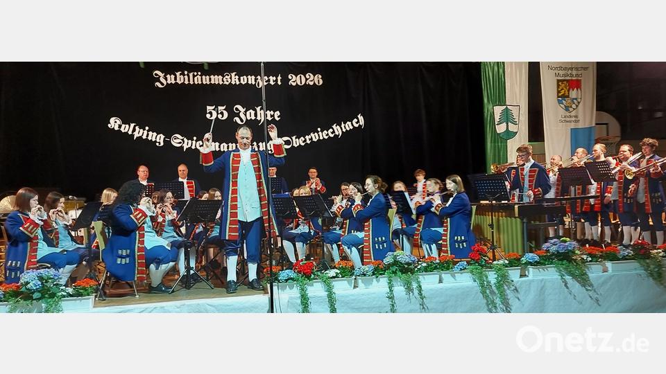 Mit Flöten, Trommeln, Schlagwerk und Fanfaren bietet der Kolping-Spielmannszug unter der Stabführung von Reinhard Lößl ein fulminantes Jubiläumskonzert. Bild: lg