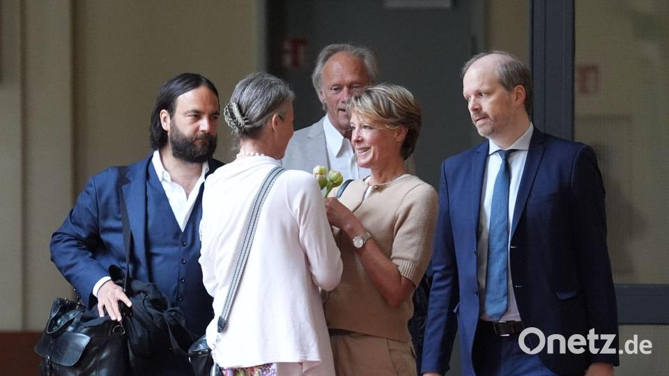 Eine Frau überreicht Christina Block Blumen. Bild: Marcus Brandt/dpa