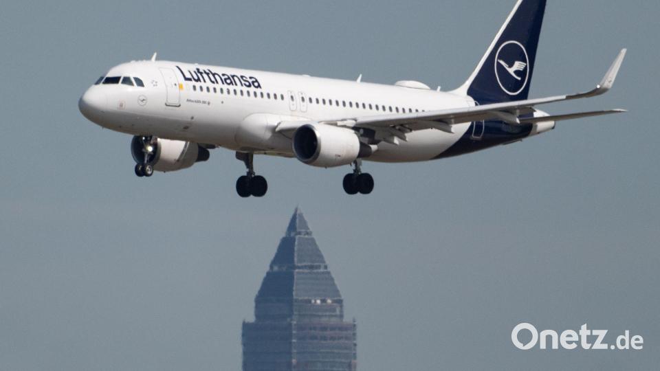 Am Messeturm links vorbei: Eine Maschine der Lufthansa ist im Landeanflug auf den Flughafen Frankfurt. Bild: Boris Roessler/dpa