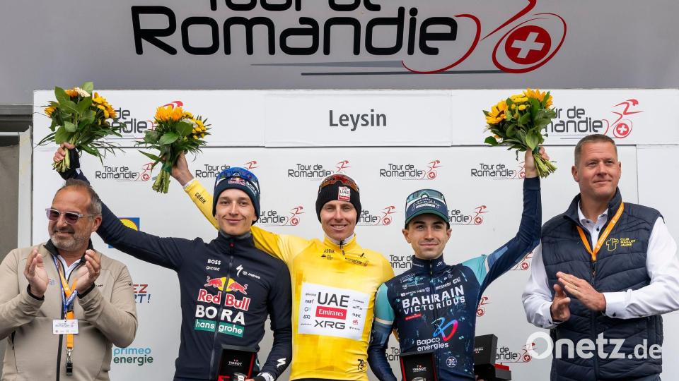Lipowitz (l) auf dem Romandie-Podium neben Tadej Pogacar (M) und Lenny Martinez (r). Bild: Jean-Christophe Bott/KEYSTONE/dpa