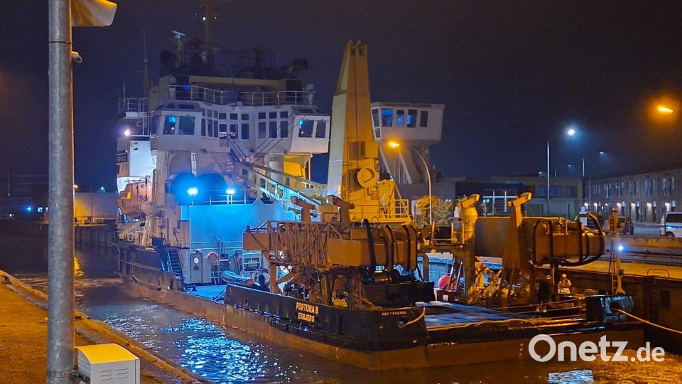 Die „Fortuna B“ liegt im Hafen von Cuxhaven. Eines der beiden Schiffe, die den mehrfach vor der deutschen Küste gestrandeten Wal in die Nordsee brachten, ist am Sonntagabend in Cuxhaven eingelaufen. Bild: Kai Moorschlatt/dpa