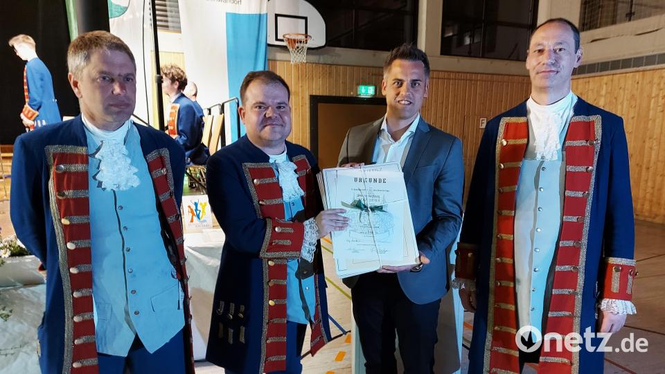 Vorsitzender Tobias Baumer (von links), Christoph Ahlemeyer und Stabführer Reinhard Lößl übergeben Bürgermeister Rudolf Teplitzky die errungenen Auszeichnungen aus fünf Jahrzehnten für das Stadtarchiv. Bild: lg
