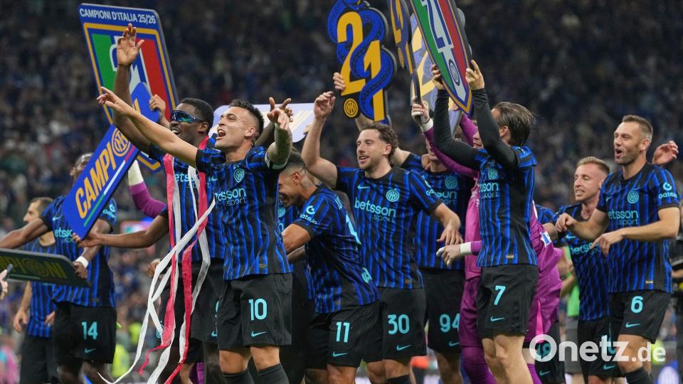 Spieler von Inter Mailand feiern den Gewinn ihrer 21. Meisterschaft. Bild: Luca Bruno/AP/dpa