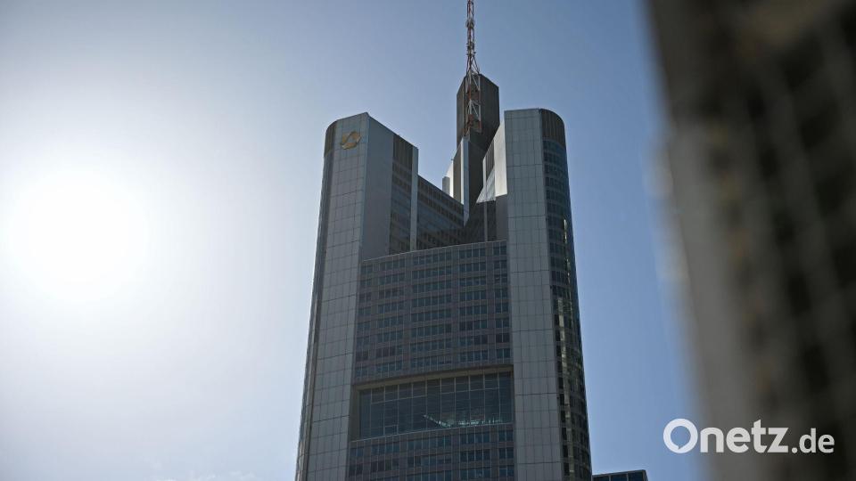 Objekt der Begierde: die Commerzbank in Frankfurt. (Archivbild) Bild: Michael Brandt/dpa