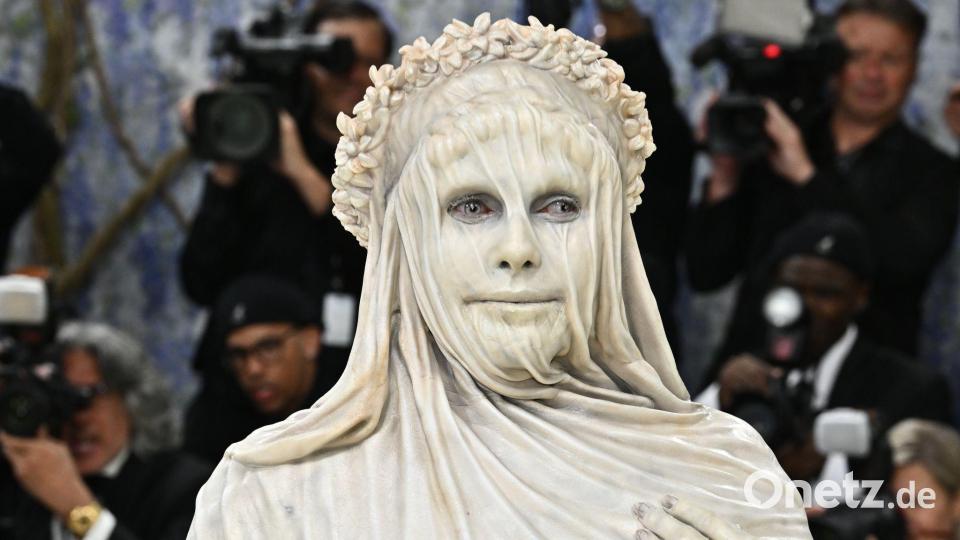 Model Heidi Klum erschien verkleidet als Statue zur Met-Gala. Bild: Evan Agostini/Invision/AP/dpa