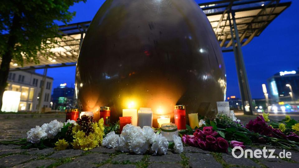 Kerzen und Blumen liegen nach der mutmaßlichen Amokfahrt in Leipzig in der Grimmaischen Straße. Bild: Hendrik Schmidt/dpa