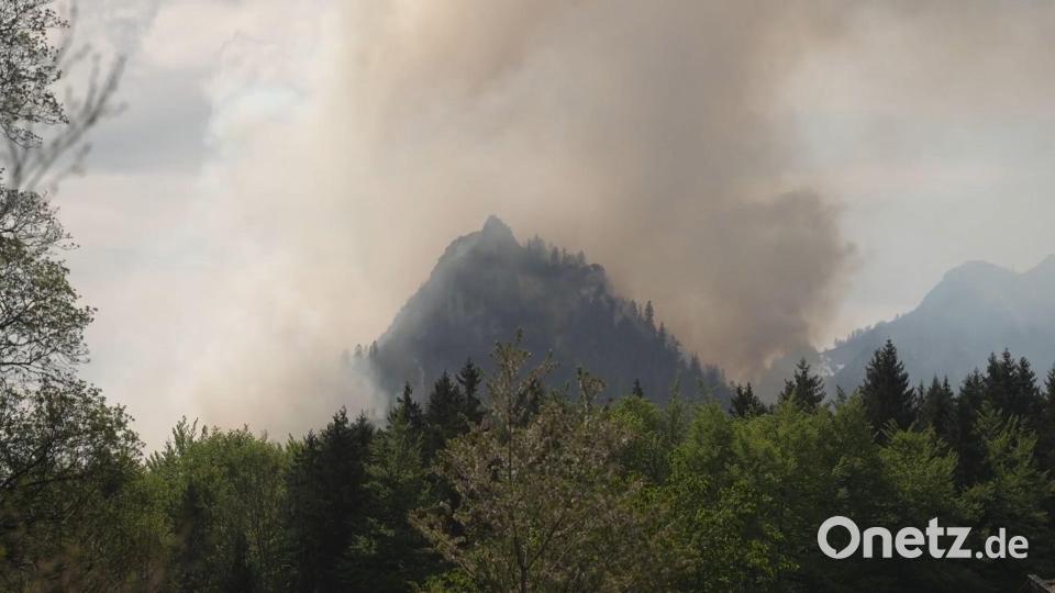 Dichter Rauch ist über dem Berg in den bayerischen Alpen zu sehen. Bild: Gabriel Neumayr/dpa
