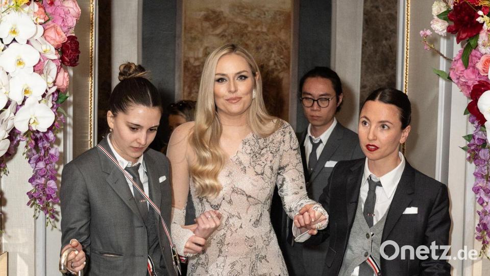 Auf dem Weg aus dem Hotel ließ sich Lindsey Vonn stützen. Bild: Lev Radin/ZUMA Press Wire/dpa